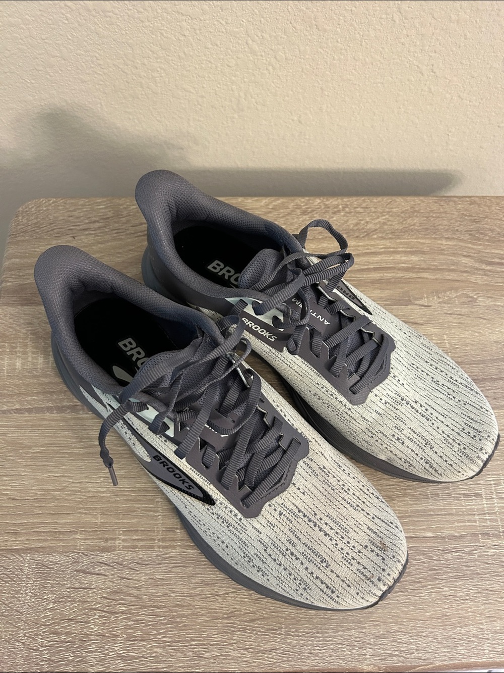 Brooks Men's Gray and White Anthem 7 Running Shoes